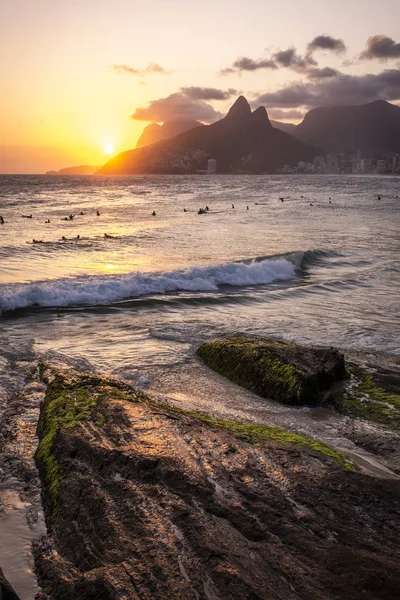 Krásný Západ Slunce Krajina Oceánem Skály Horami Záda Ipanema Beach — Stock fotografie