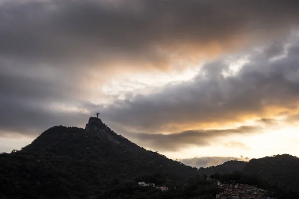 コルコバード山 コルコバードのキリスト像重 Greay ジャネイロ ブラジルでオレンジ色の雲と夕日の時間の間に美しい景色 — ストック写真
