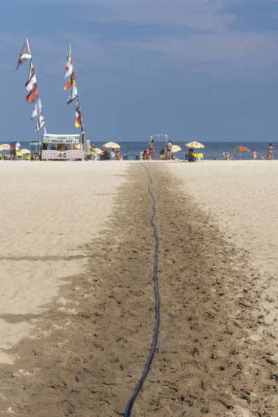 Línea Arena Mojada Través Arena Caliente Playa Copacabana Cálido Día —  Fotos de Stock