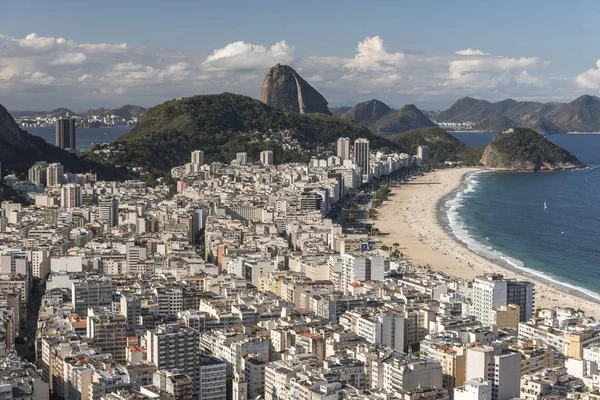 Όμορφο Τοπίο Των Κτιρίων Copacabana Παραλία Βουνά Και Τον Ωκεανό — Φωτογραφία Αρχείου