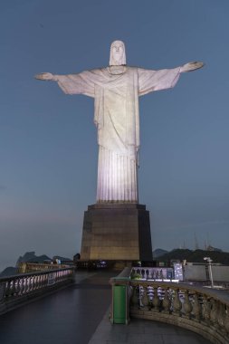 Güzel manzara İsa'nın bakış açısıyla Corcovado Dağı (Morro Corcovado) üstüne Redeemer heykel (Cristo Redentor) erken sabah ışığı ile şafak ve mavi gökyüzüne Rio de Janeiro, Brezilya için