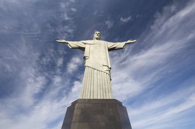 Güzel manzara İsa'nın bakış açısıyla Corcovado Dağı (Morro Corcovado) üstüne Redeemer heykel (Cristo Redentor) Rio de Janeiro, Brezilya için mavi gökyüzü ile erken sabahı