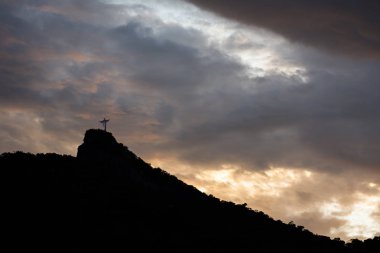 Güzel manzara dağlar ve gün batımı bulutlar İsa'nın kurtarıcı (Cristo Redentor) Corcovado Dağı (Morro Corcovado) Rio de Janeiro, Brezilya için üzerinde