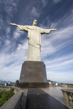 Güzel manzara İsa'nın bakış açısıyla Corcovado Dağı (Morro Corcovado) üstüne Redeemer heykel (Cristo Redentor) Rio de Janeiro, Brezilya için mavi gökyüzü ile erken sabahı