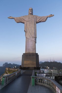 Güzel sabahın ilk saatlerinde hafif ve Rio de Janeiro, Brezilya için mavi gökyüzü ile Corcovado Dağı (Morro Corcovado) üstüne Redeemer heykel (Cristo Redentor) İsa'nın bakış açısıyla manzara