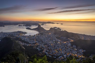Şehir ve dağ manzaralı güzel manzara Mesih üzerine Corcovado Dağı (Morro Corcovado) Redeemer heykel (Cristo Redentor) gündoğumu sırasında Rio de Janeiro, Brezilya gördüm