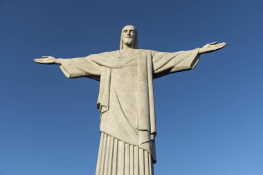 Güzel manzara İsa'nın bakış açısıyla Corcovado Dağı (Morro Corcovado) üstüne Redeemer heykel (Cristo Redentor) Rio de Janeiro, Brezilya için mavi gökyüzü ile erken sabahı