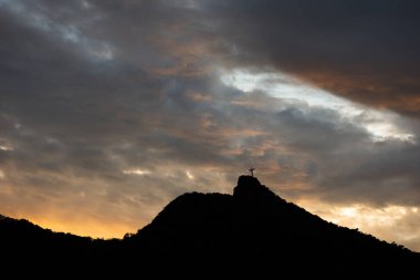 Güzel manzara dağlar ve gün batımı bulutlar İsa'nın kurtarıcı (Cristo Redentor) Corcovado Dağı (Morro Corcovado) Rio de Janeiro, Brezilya için üzerinde