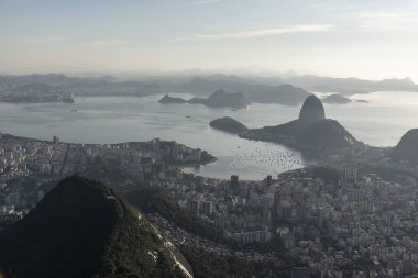 Sugar Loaf defne alan, şehir ve dağ manzaralı güzel manzara Mesih üzerine Corcovado Dağı (Morro Corcovado) Redeemer heykel (Cristo Redentor) gündoğumu sırasında Rio de Janeiro, Brezilya gördüm