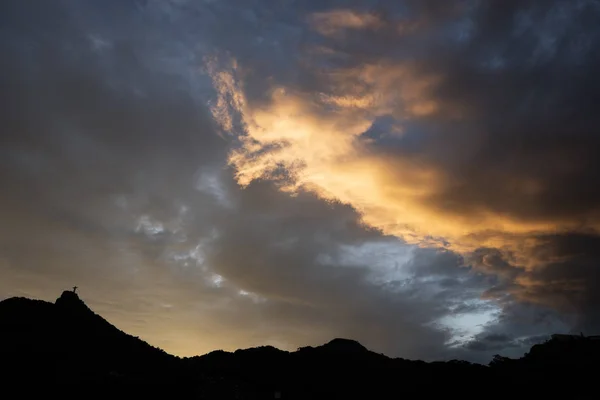 ブラジル ジャネイロのコルコバード山 モロ行うコルコバード を救い主 クリスト Redentor キリストの夕焼け雲と山の美しい風景します — ストック写真