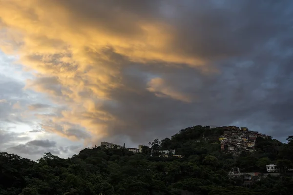 ブラジル ジャネイロのコルコバード山 モロ行うコルコバード を救い主 クリスト Redentor キリストの夕焼け雲と山の美しい風景します — ストック写真