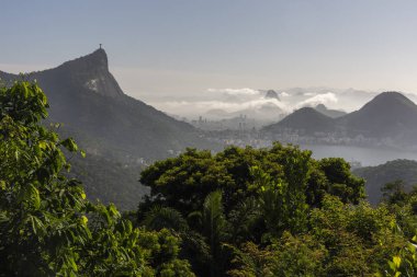 Yağmur ormanları, şehir ve dağ Floresta da Tijuca (Tijuca Forest), Rio de Janeiro, Brezilya içinde uzak manzara Chinesa görüldü güzel manzara