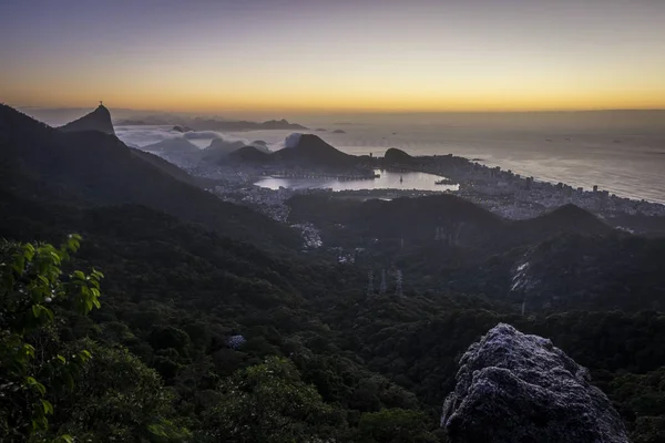 Mooi Landschap Met Regenwoud Stad Bergen Door Zonsopgang Gezien Vanaf — Stockfoto