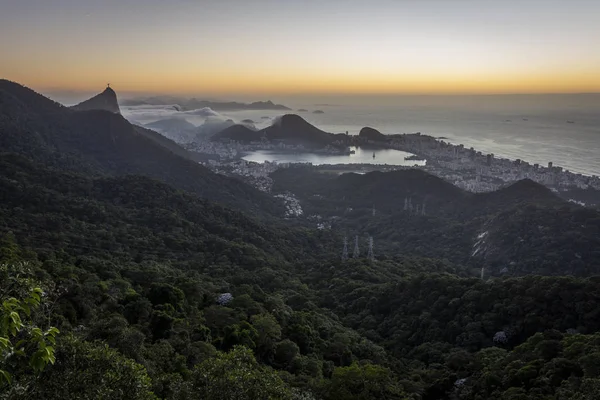 Mooi Landschap Met Regenwoud Stad Bergen Door Zonsopgang Gezien Vanaf — Stockfoto