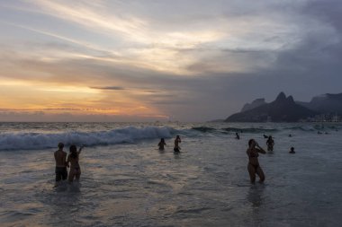 Ipanema Plajı, Rio de Janeiro, Brezilya görüldü arkasında dağlar sahil üzerinde güzel günbatımı manzara