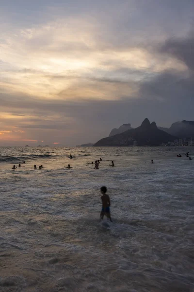 Bela Paisagem Pôr Sol Praia Com Montanhas Nas Costas Vistas — Fotografia de Stock