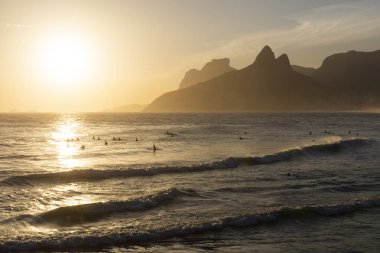 Güzel günbatımı manzara arka, Ipanema Plajı, Rio de Janeiro, Brezilya güzel dağlar ve deniz manzaralı