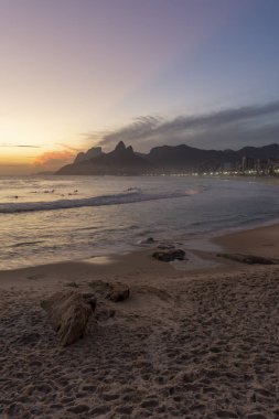 Güzel günbatımı manzara arka, Ipanema Plajı, Rio de Janeiro, Brezilya güzel dağlar ve deniz manzaralı