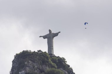 Yamaç paraşütü İsa Corcovado Dağı (Morro Corcovado) üstüne Redeemer heykel (Cristo Redentor) üzerinden, Rio de Janeiro, Brezilya