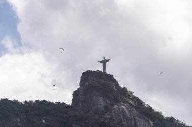 Yamaç paraşütü İsa Corcovado Dağı (Morro Corcovado) üstüne Redeemer heykel (Cristo Redentor) üzerinden, Rio de Janeiro, Brezilya