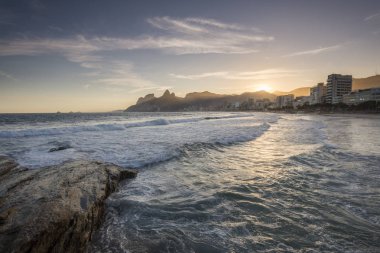 Atlantik Okyanusu Ipanema Plajı, Rio de Janeiro, Brezilya gördüm güzel günbatımı manzara
