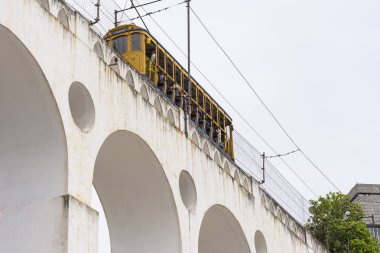 Rio de Janeiro, Brezilya tarihi merkezindeki sarı tramvay ile Arcos da Lapa (Lapa Su kemeri) görüntülemek