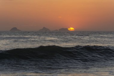 Güzel günbatımı manzara arka, Ipanema Plajı, Rio de Janeiro, Brezilya güzel dağlar ve deniz manzaralı