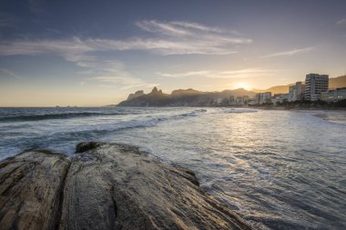 Atlantik Okyanusu Ipanema Plajı, Rio de Janeiro, Brezilya gördüm güzel günbatımı manzara