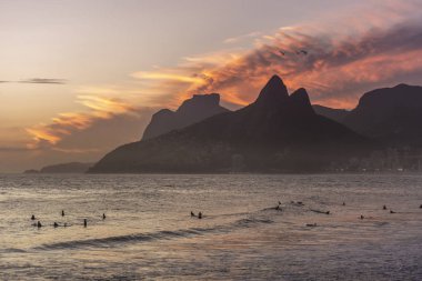Güzel günbatımı manzara ile bulutlar, deniz ve güzel dağlar geri, Ipanema Plajı, Rio de Janeiro, Brezilya için görüntüleyin