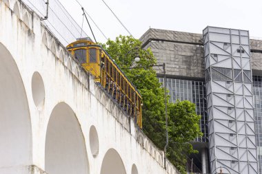 Rio de Janeiro, Brezilya tarihi merkezindeki sarı tramvay ile Arcos da Lapa (Lapa Su kemeri) görüntülemek