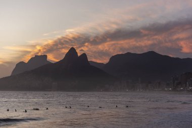 Güzel günbatımı manzara ile bulutlar, deniz ve güzel dağlar geri, Ipanema Plajı, Rio de Janeiro, Brezilya için görüntüleyin