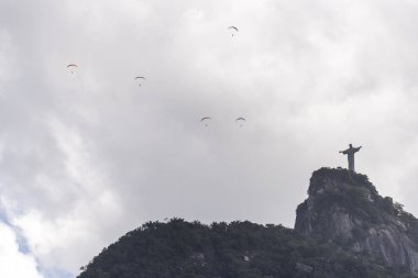 Yamaç paraşütü İsa Corcovado Dağı (Morro Corcovado) üstüne Redeemer heykel (Cristo Redentor) üzerinden, Rio de Janeiro, Brezilya