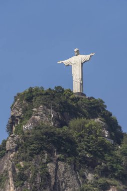İsa Corcovado Dağı (Morro Corcovado) mavi gökyüzü arka, Rio de Janeiro, Brezilya ile üstüne Redeemer heykel (Cristo Redentor)