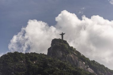 İsa Corcovado Dağı (Morro Corcovado) mavi gökyüzü ve güzel bulutlar arkasında, Rio de Janeiro, Brezilya ile üstüne Redeemer heykel (Cristo Redentor)