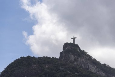 İsa Corcovado Dağı (Morro Corcovado) mavi gökyüzü ve güzel bulutlar arkasında, Rio de Janeiro, Brezilya ile üstüne Redeemer heykel (Cristo Redentor)
