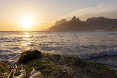 Güzel günbatımı manzara arka, Ipanema Plajı, Rio de Janeiro, Brezilya güzel dağlar ve deniz manzaralı