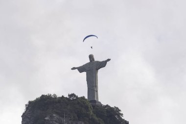 Yamaç paraşütü İsa Corcovado Dağı (Morro Corcovado) üstüne Redeemer heykel (Cristo Redentor) üzerinden, Rio de Janeiro, Brezilya