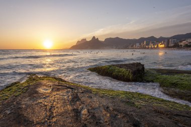 Güzel günbatımı manzara arka, Ipanema Plajı, Rio de Janeiro, Brezilya güzel dağlar ve deniz manzaralı