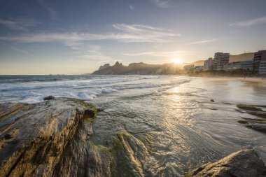 Atlantik Okyanusu Ipanema Plajı, Rio de Janeiro, Brezilya gördüm güzel günbatımı manzara
