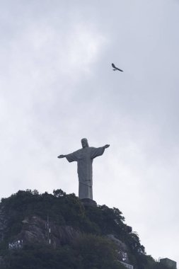 Hang glider İsa Kurtarıcı heykel (Cristo Redentor) uçan Corcovado Dağı (Morro Corcovado), Rio de Janeiro, Brezilya üzerine