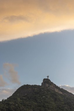 Manzara, İsa'nın kurtarıcı heykel Morro üstüne yapmak Corcovado dağ mavi gökyüzü ve güzel günbatımı bulutlar, Rio de Janeiro, Brezilya ile