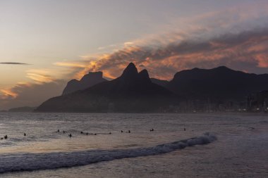 Güzel günbatımı manzara ile bulutlar, deniz ve güzel dağlar geri, Ipanema Plajı, Rio de Janeiro, Brezilya için görüntüleyin