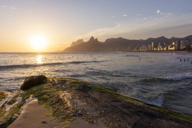 Güzel günbatımı manzara arka, Ipanema Plajı, Rio de Janeiro, Brezilya güzel dağlar ve deniz manzaralı