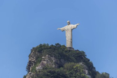 İsa Corcovado Dağı (Morro Corcovado) mavi gökyüzü arka, Rio de Janeiro, Brezilya ile üstüne Redeemer heykel (Cristo Redentor)