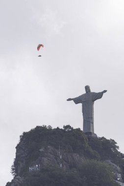 Yamaç paraşütü İsa Corcovado Dağı (Morro Corcovado) üstüne Redeemer heykel (Cristo Redentor) üzerinden, Rio de Janeiro, Brezilya