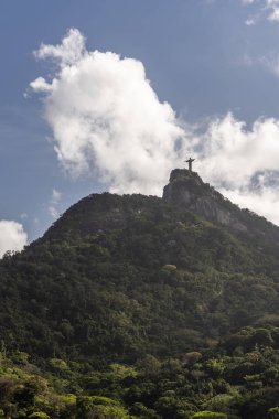 İsa Corcovado Dağı (Morro Corcovado) mavi gökyüzü ve güzel bulutlar arkasında, Rio de Janeiro, Brezilya ile üstüne Redeemer heykel (Cristo Redentor)