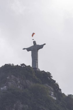 Yamaç paraşütü İsa Corcovado Dağı (Morro Corcovado) üstüne Redeemer heykel (Cristo Redentor) üzerinden, Rio de Janeiro, Brezilya
