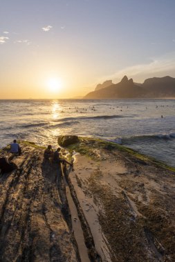 Güzel günbatımı manzara arka, Ipanema Plajı, Rio de Janeiro, Brezilya güzel dağlar ve deniz manzaralı