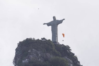 Yamaç paraşütü İsa Corcovado Dağı (Morro Corcovado) üstüne Redeemer heykel (Cristo Redentor) üzerinden, Rio de Janeiro, Brezilya