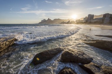 Atlantik Okyanusu Ipanema Plajı, Rio de Janeiro, Brezilya gördüm güzel günbatımı manzara